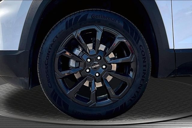 Used 2025 White GMC Elevation image 32