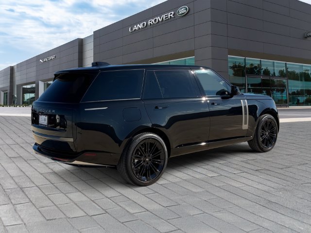 New 2027 Santorini Black Land Rover SE image 5