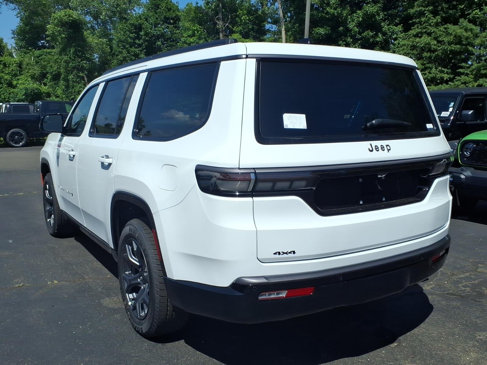 New 2026 Bright White Clear-Coat Exterior Paint Jeep Limited Altitude image 4