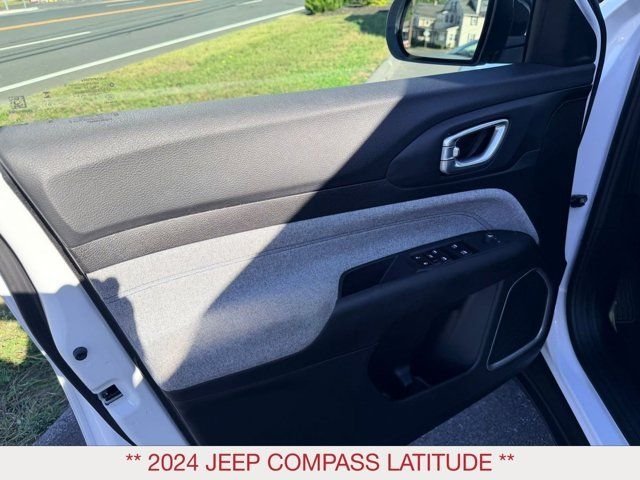 Used 2024 White Jeep Latitude image 9