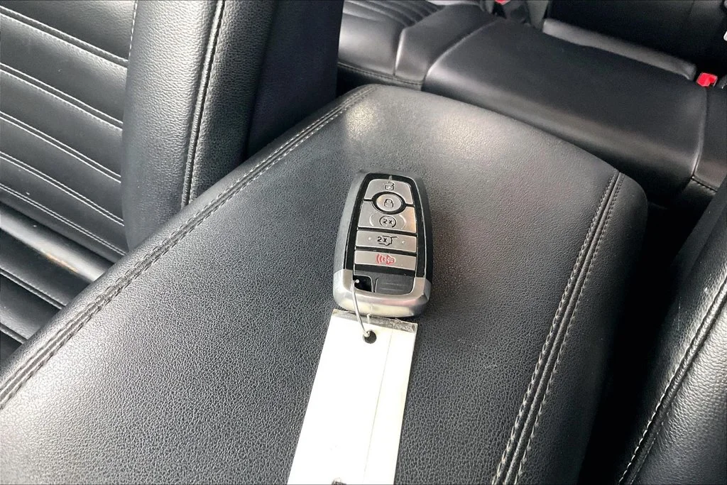 Used 2022 Gray Ford SEL image 11