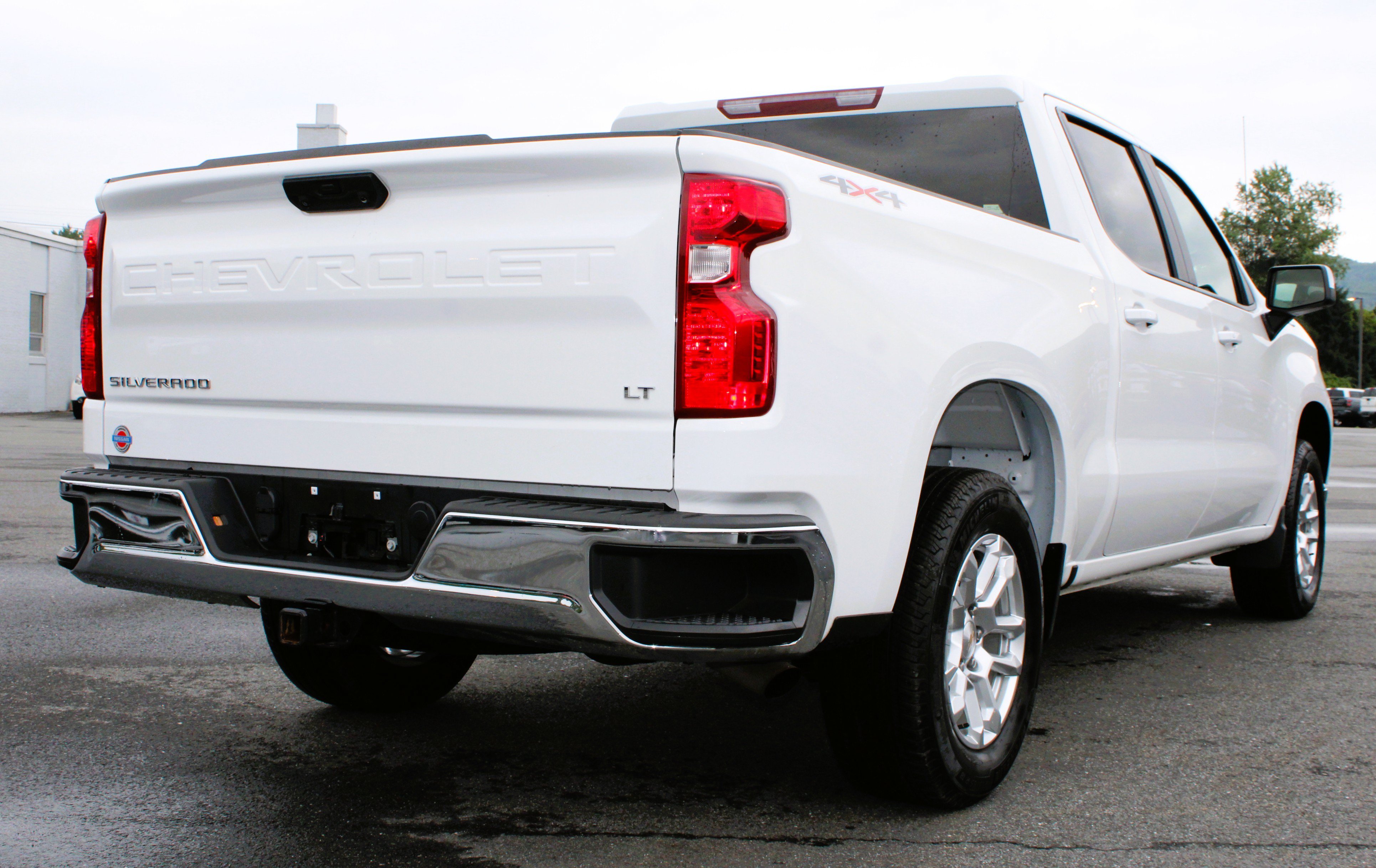 Used 2025 Summit White Chevrolet LT image 8