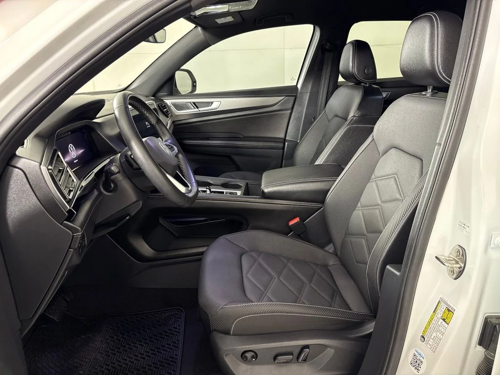 Used 2024 White Volkswagen 2.0T SE image 31