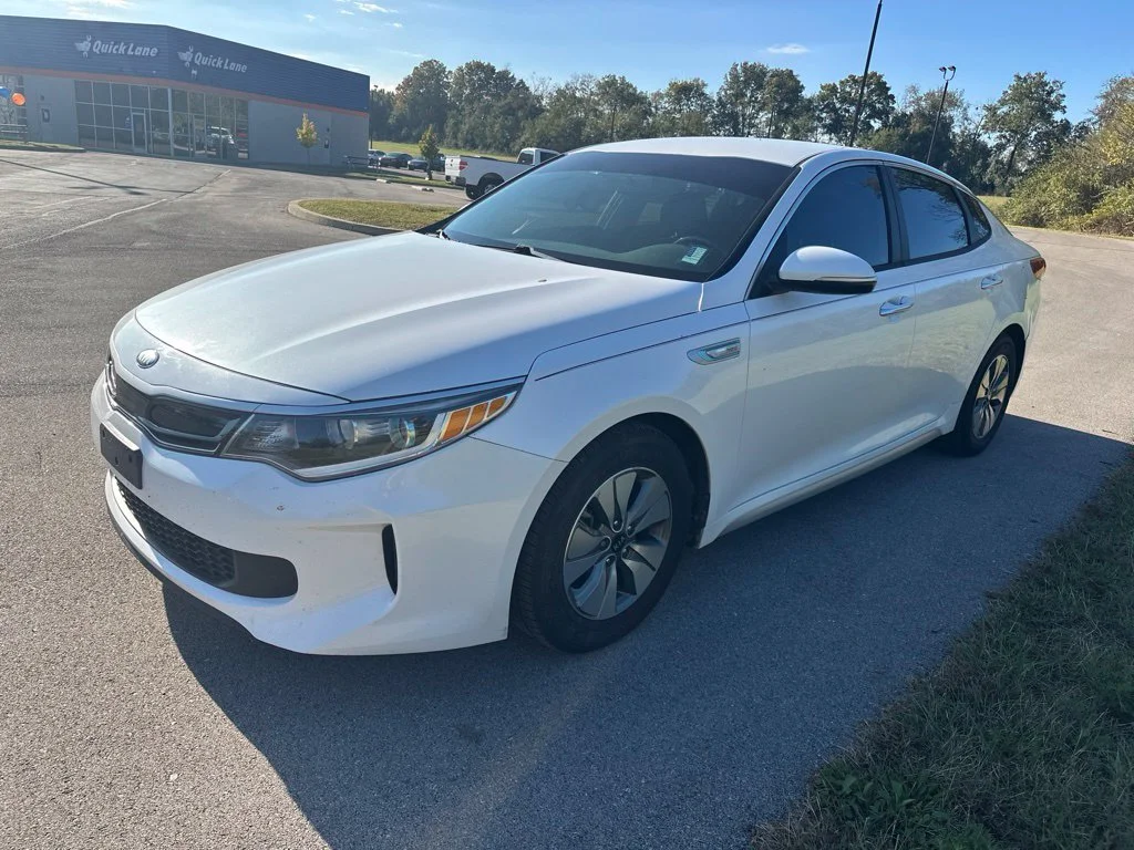 Used 2017 Snow White Pearl Kia Base image 3