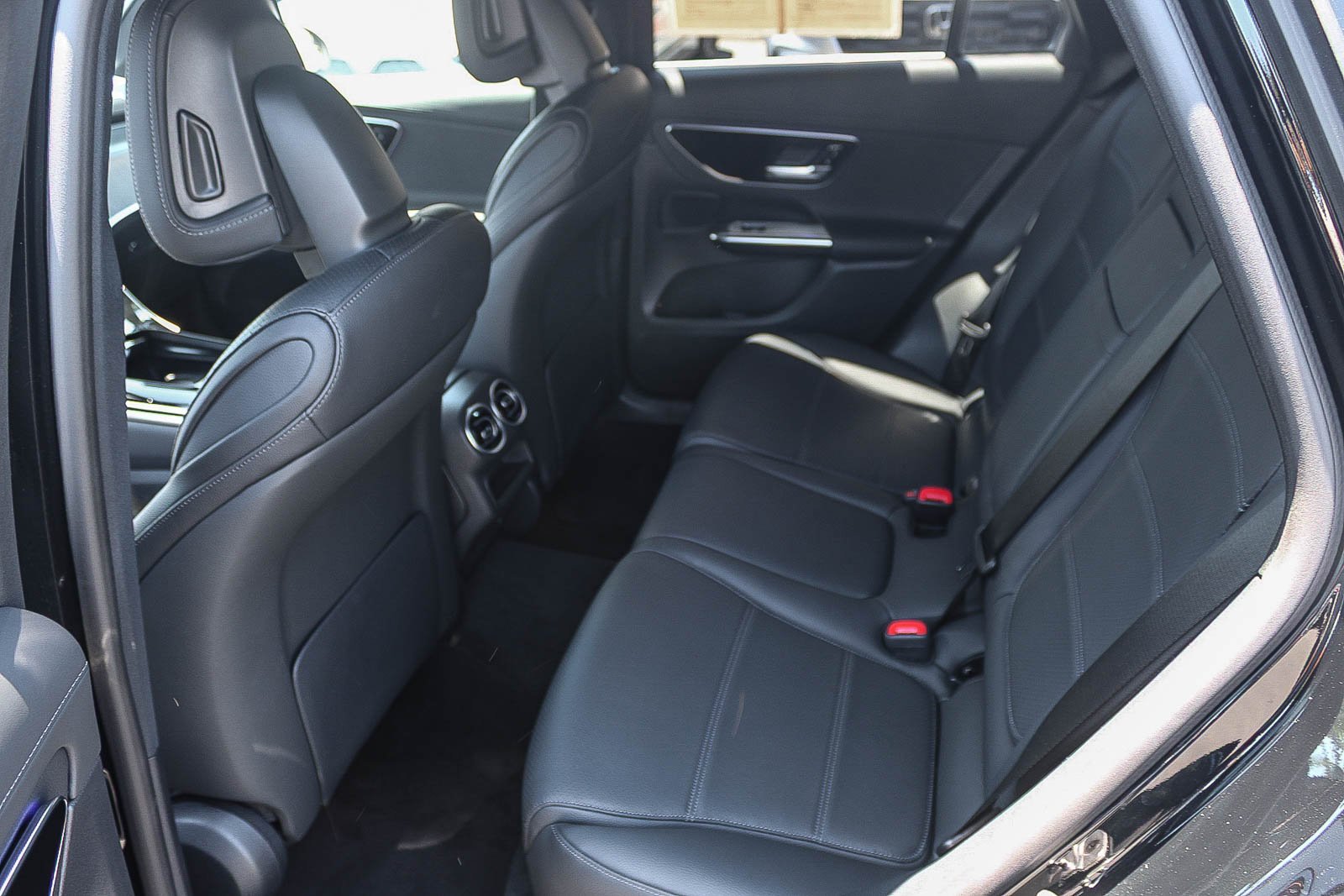 Used 2025  Mercedes-Benz GLC 300 image 18