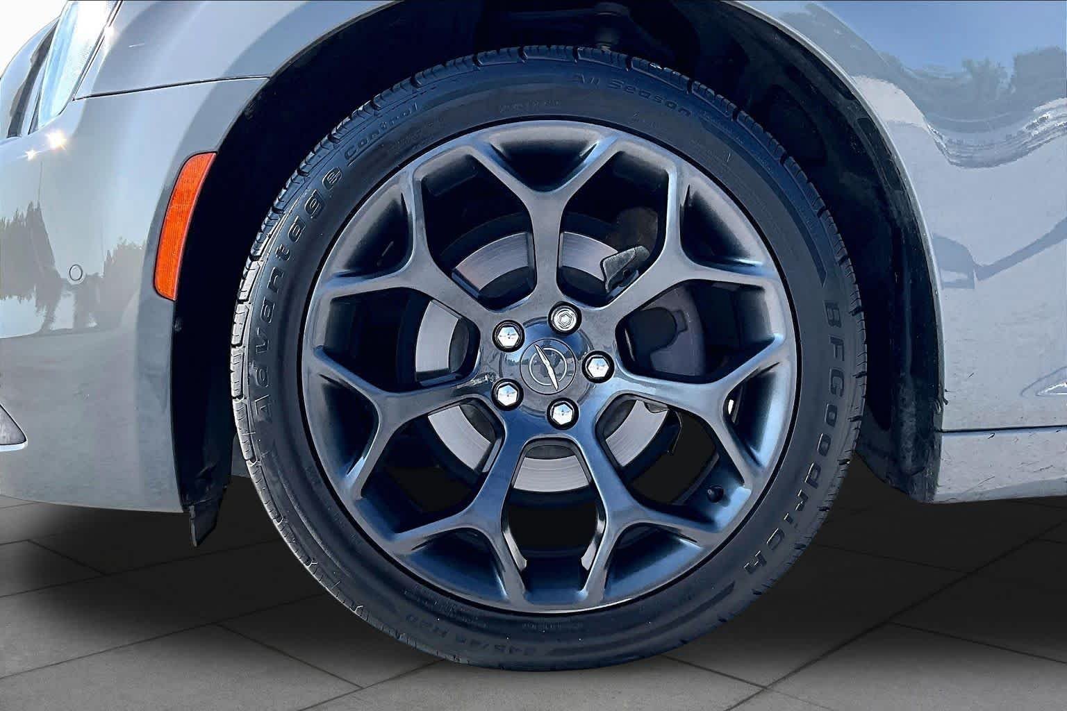 Used 2019 Ceramic Grey Clearcoat Chrysler 300S image 9