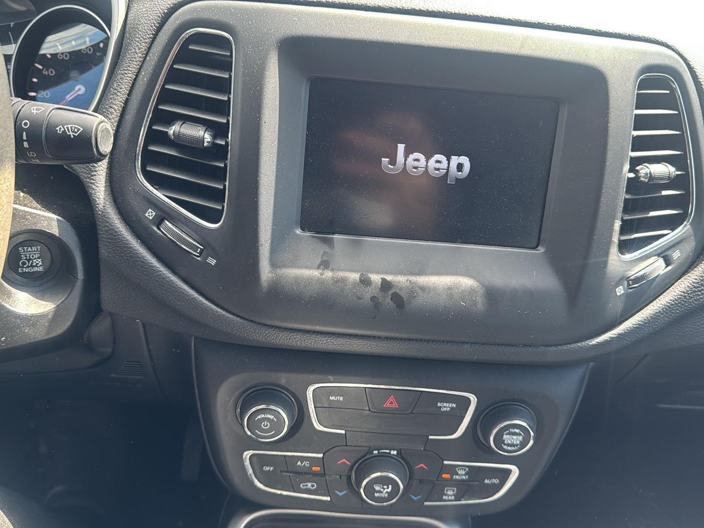 Used 2019 Olive Green Pearlcoat Jeep Latitude image 9