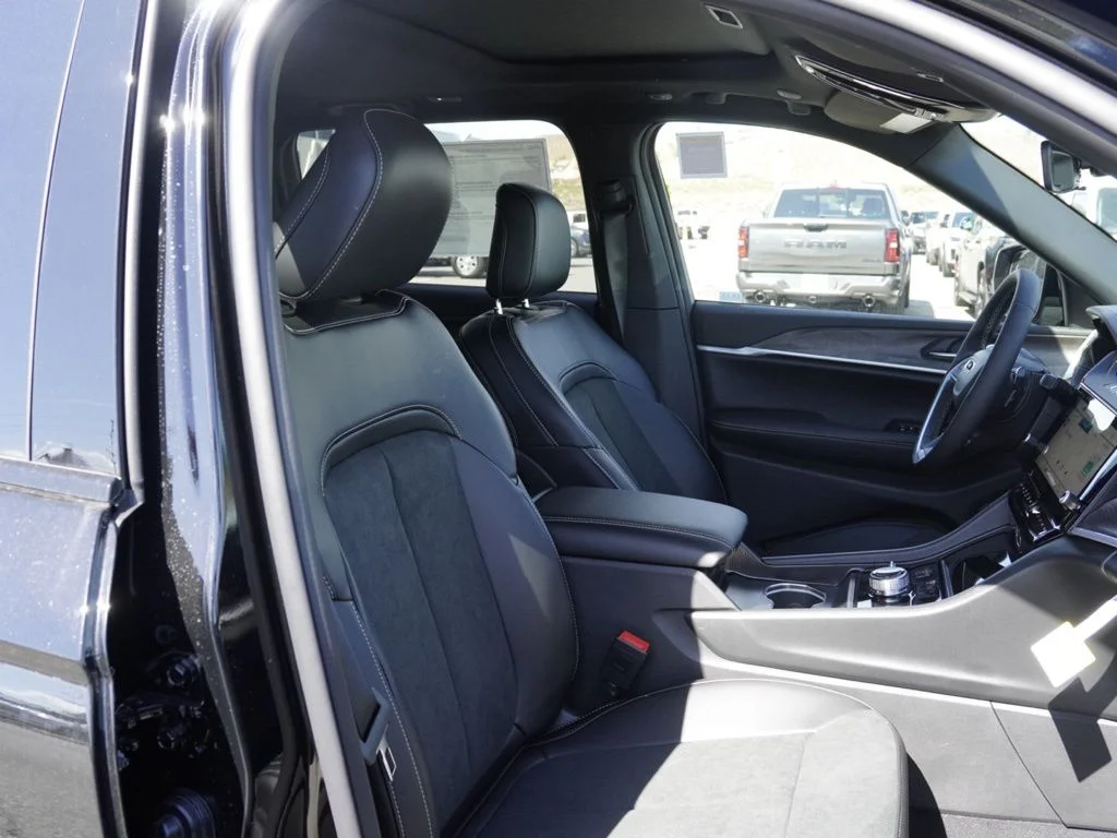 New 2026 Diamond Black Crystal Pearl-Coat Exterior Paint Jeep Laredo Altitude image 22