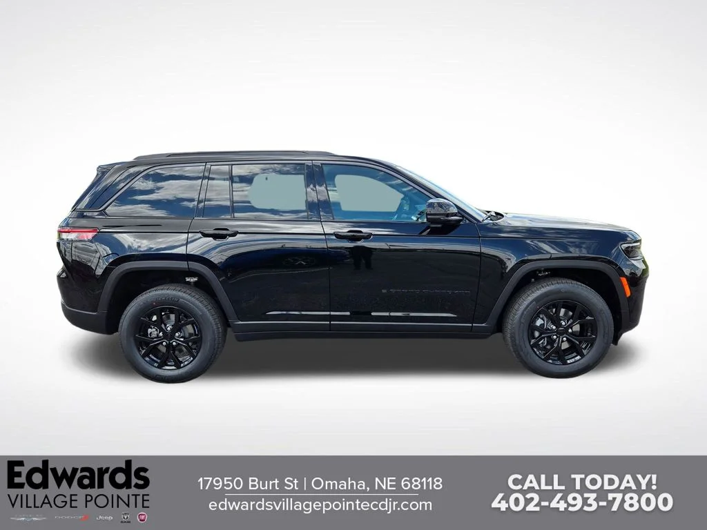 New 2026 Diamond Black Crystal Pearl-Coat Exterior Paint Jeep Laredo Altitude image 2