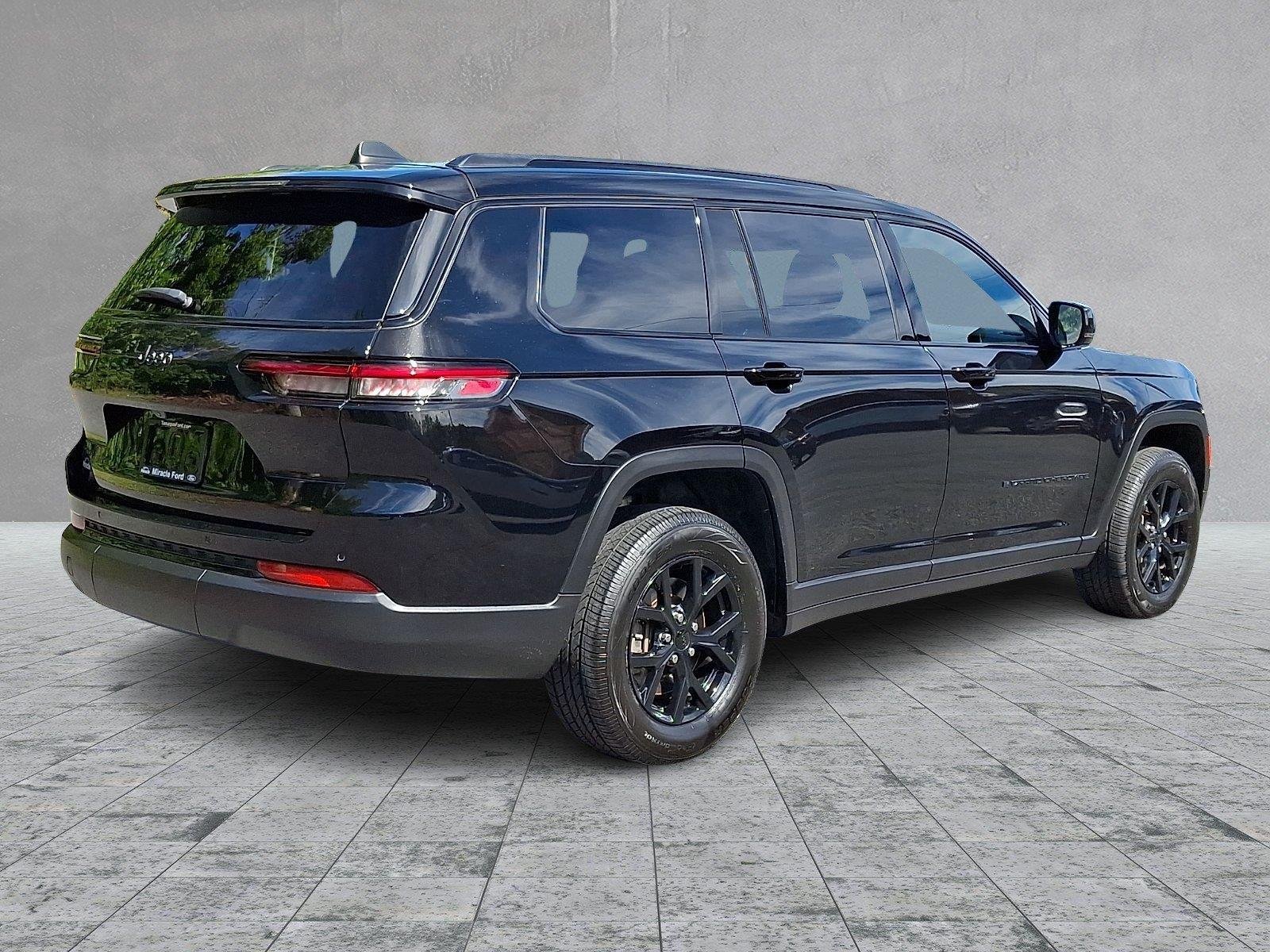 Used 2024 Diamond Black Jeep Altitude X image 6