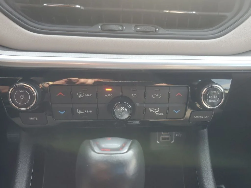 Used 2025 White Jeep Limited image 24