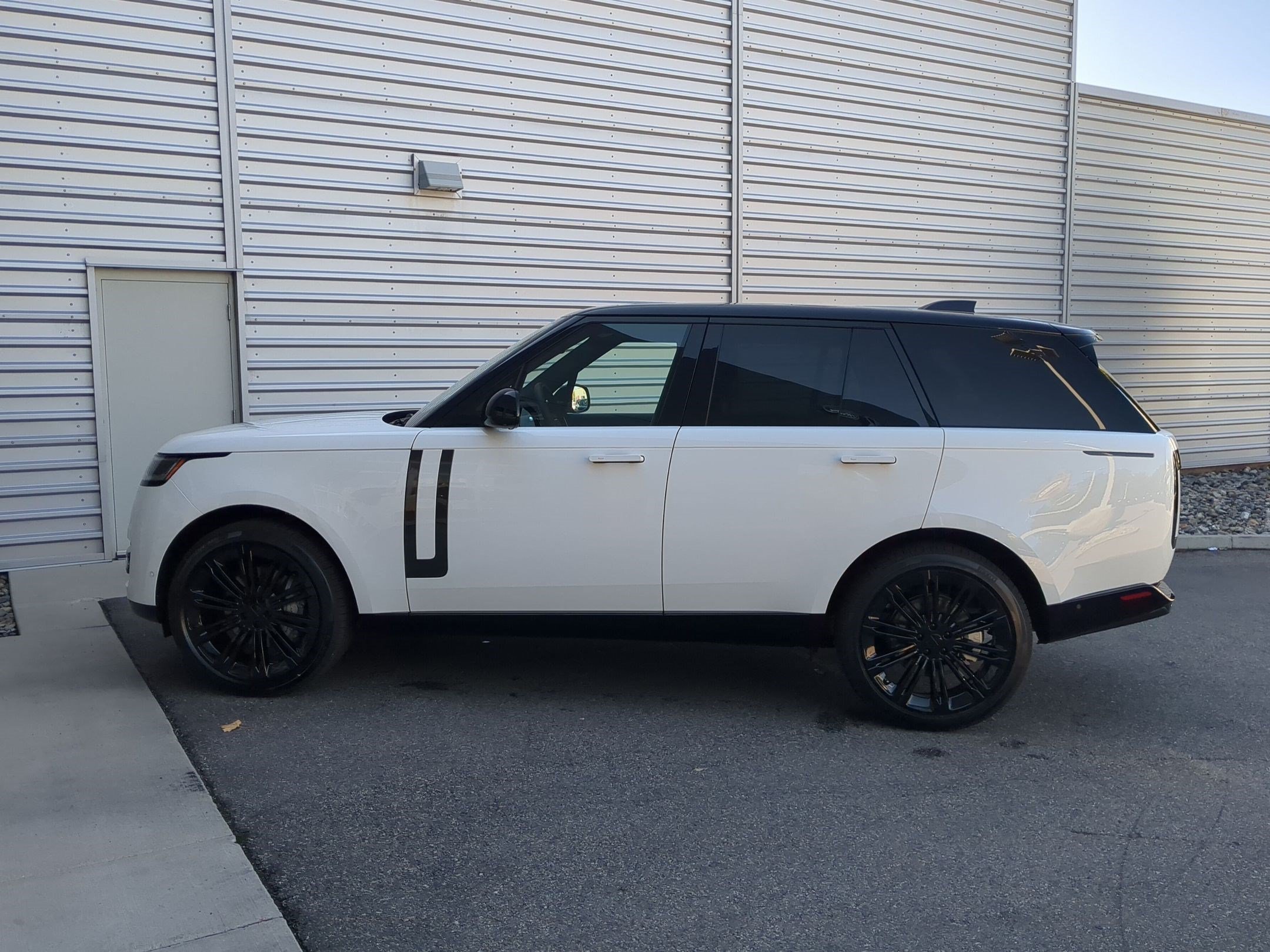 New 2026 Fuji White Land Rover P400 SE image 9