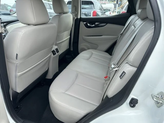 Used 2022 White Nissan SL image 16