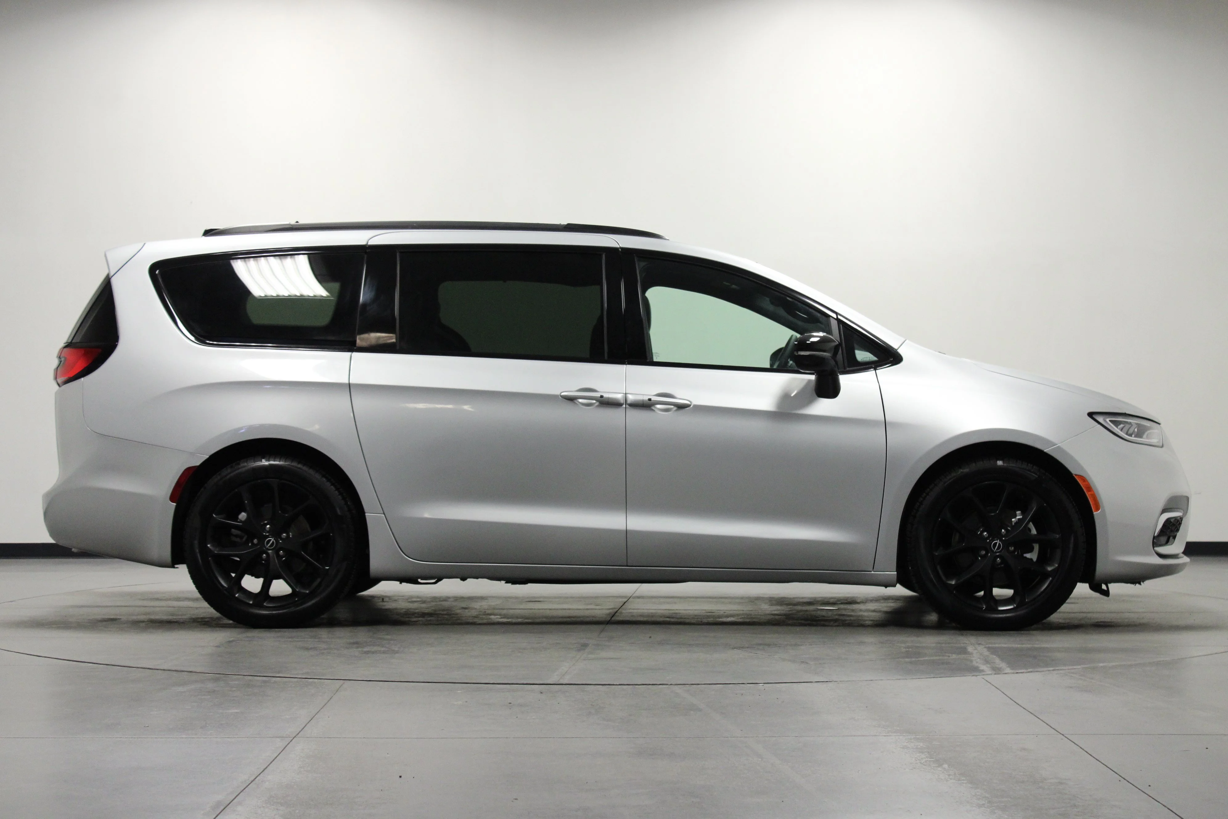Used 2026 Silver Mist Clearcoat Chrysler Limited image 3
