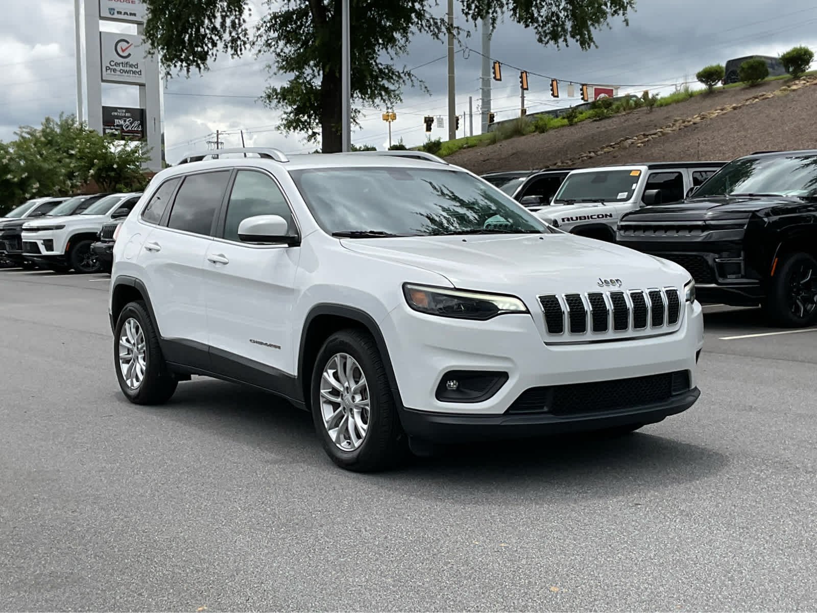 Used 2019 Bright White Clearcoat Jeep Latitude image 3
