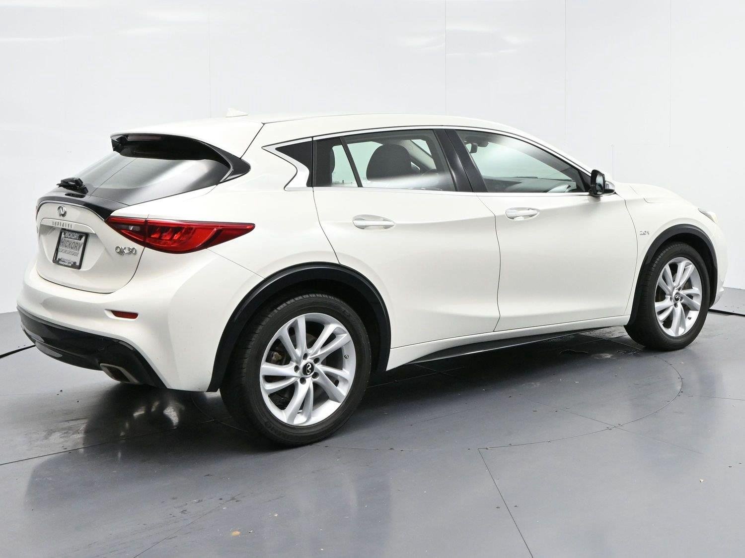Used 2018 Majestic White INFINITI Base image 7