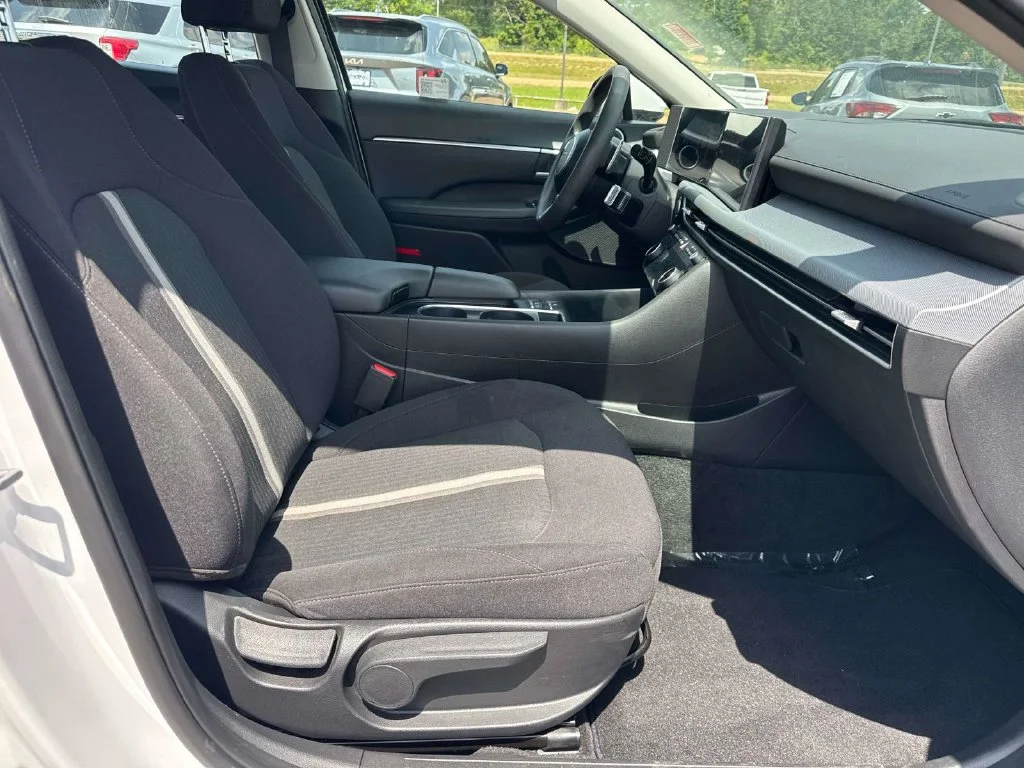 Used 2025 White Hyundai SEL image 18