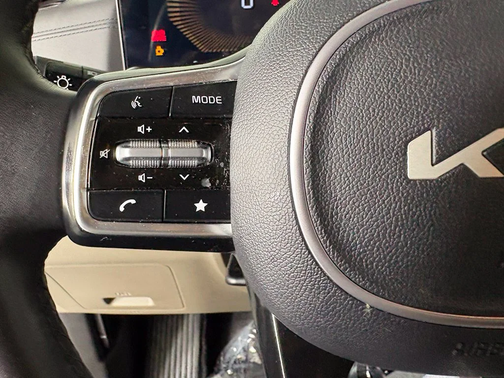 Used 2025 White Kia LXS image 23
