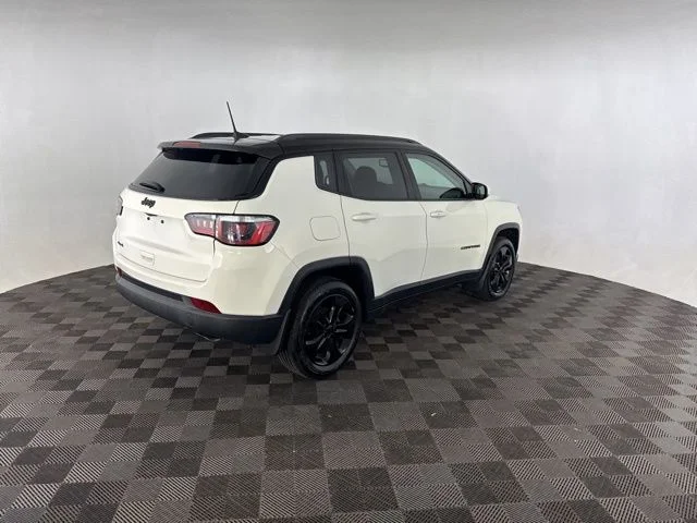 Used 2018 White Jeep Latitude image 5