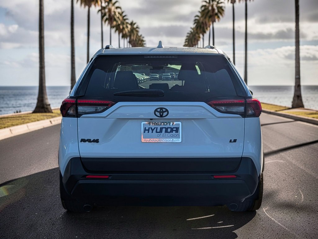 2021 Toyota RAV4 LE - Photo 6