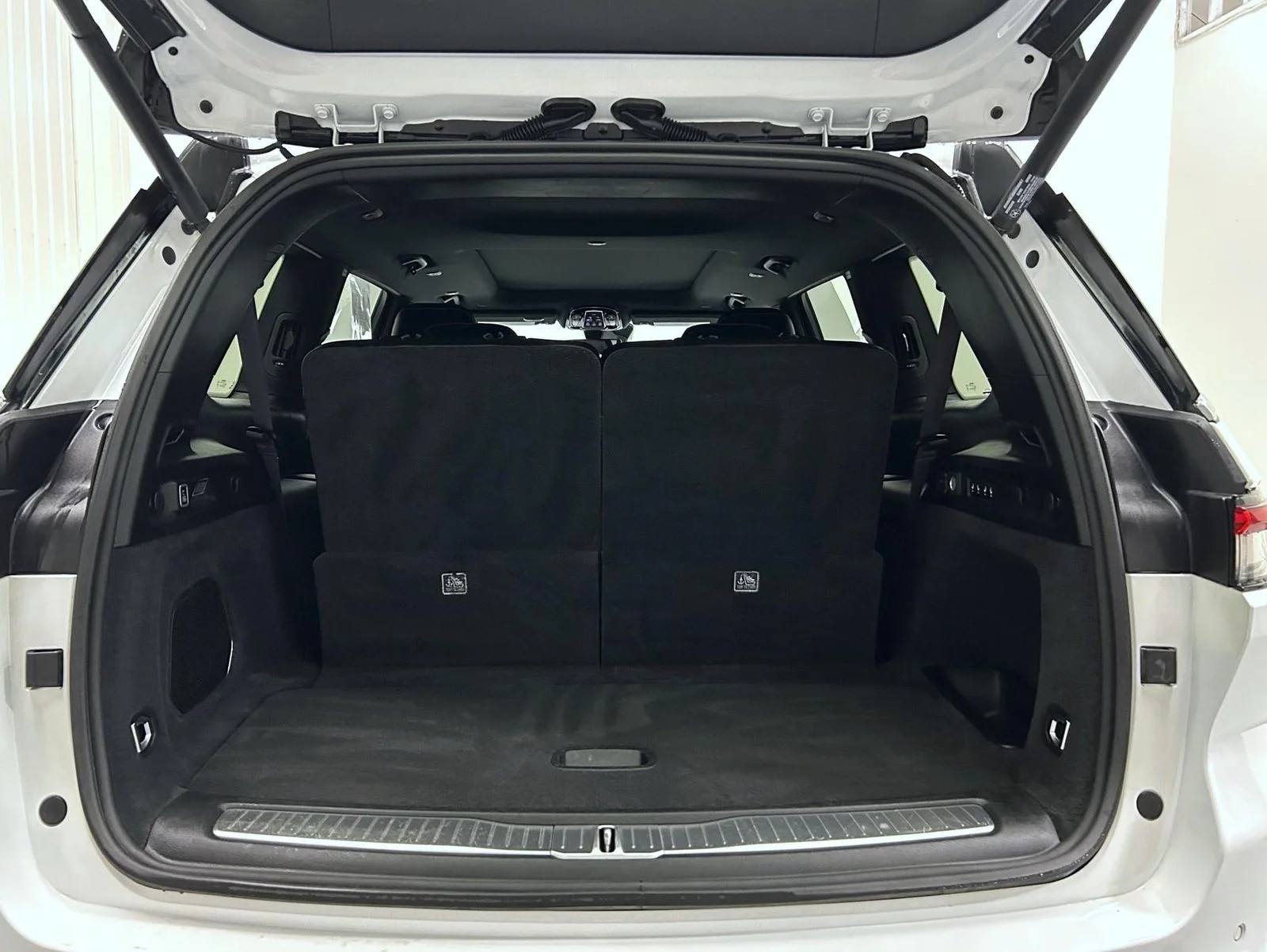 Used 2024 White Jeep Overland image 22