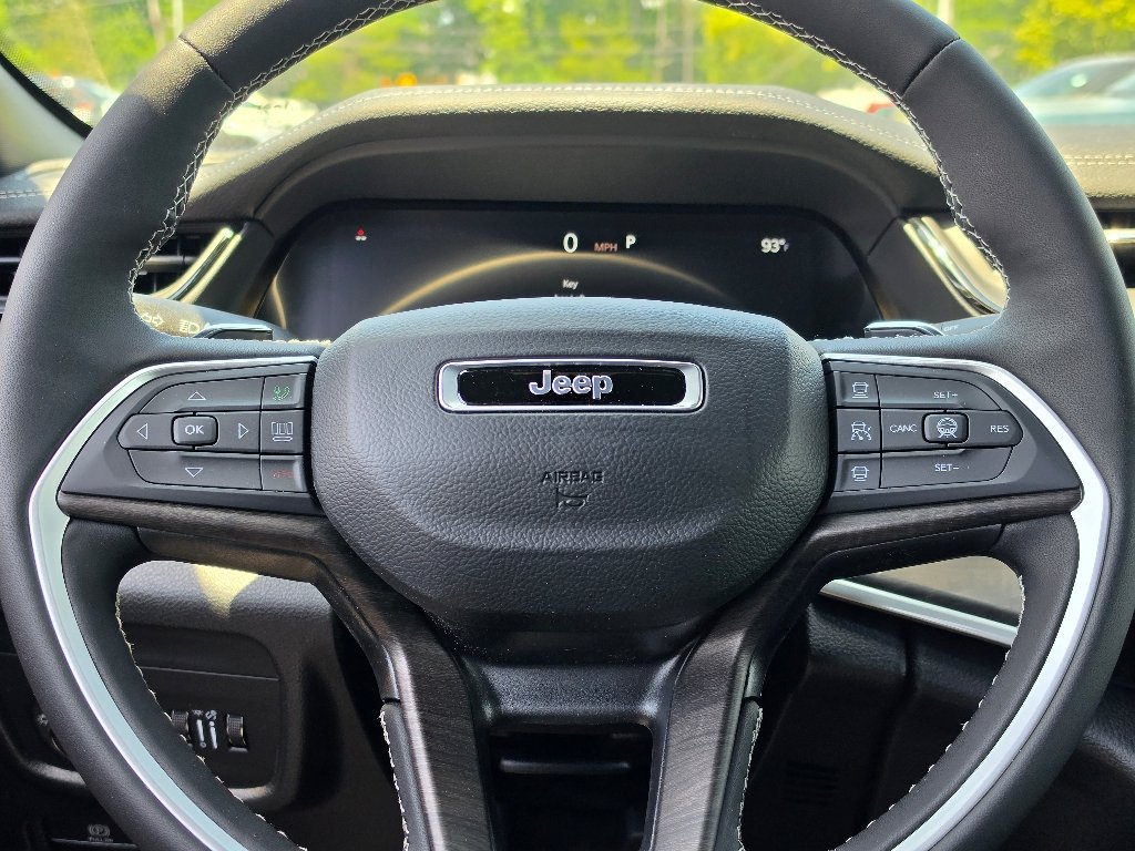 New 2026 Bright White Clear-Coat Exterior Paint Jeep Altitude image 14