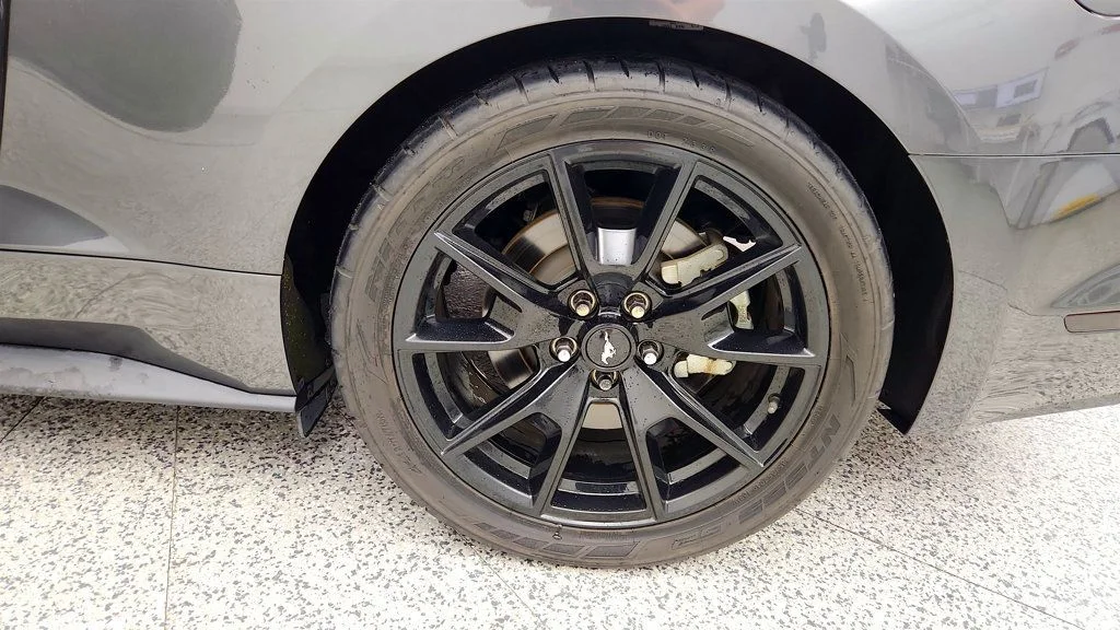 Used 2017 Magnetic Metallic Ford GT Fastback w/ Black Accent Pkg & LSD Axle image 9