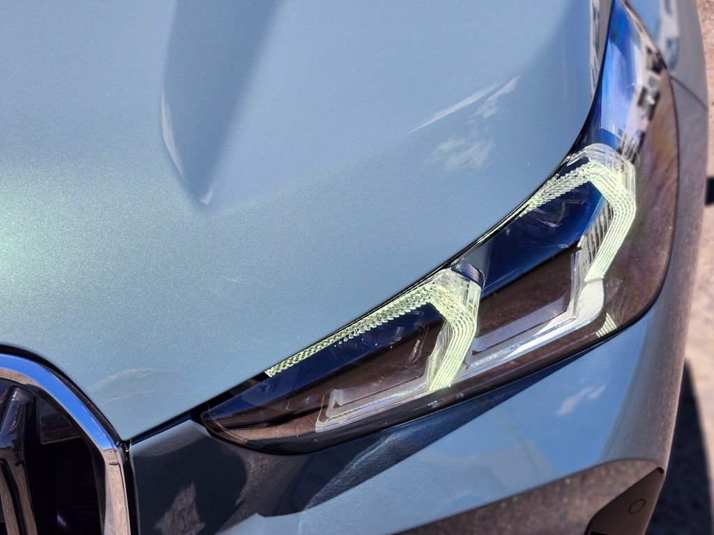 Used 2023 Green BMW xDrive28i image 10