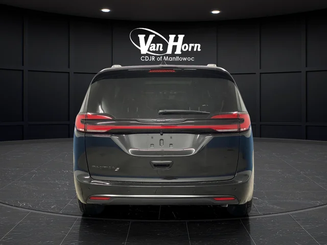 New 2026 Diamond Black Crystal Pearl-Coat Exterior Paint Chrysler Select image 13