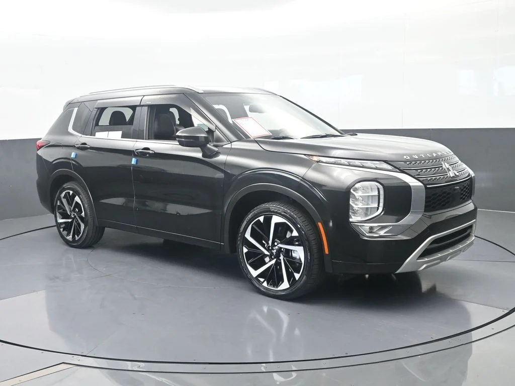 Used 2022 Black Mitsubishi SEL image 8