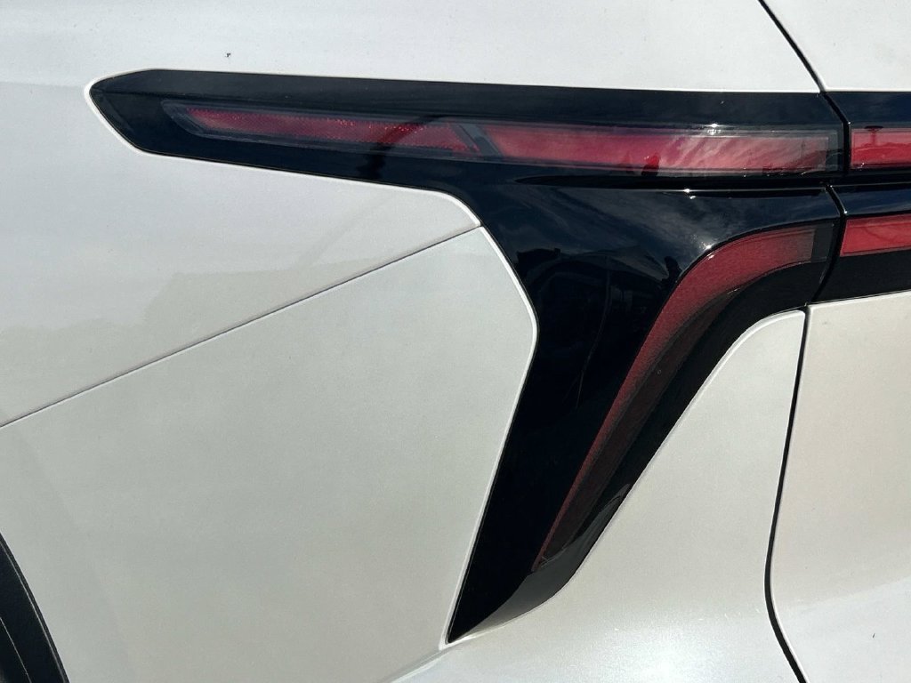 Certified Used 2025 Pearl Chevrolet Z71 image 11