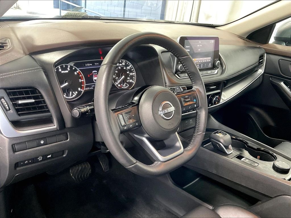 Used 2023 Gray Nissan SV image 8