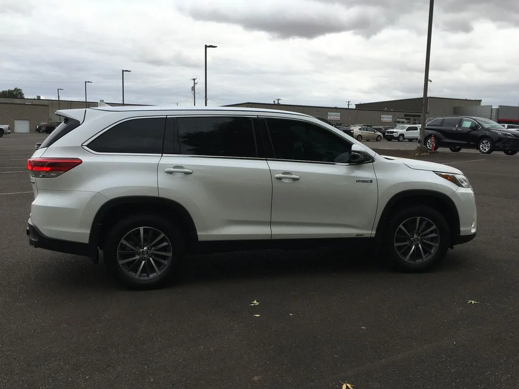 Used 2019 White Toyota XLE image 9