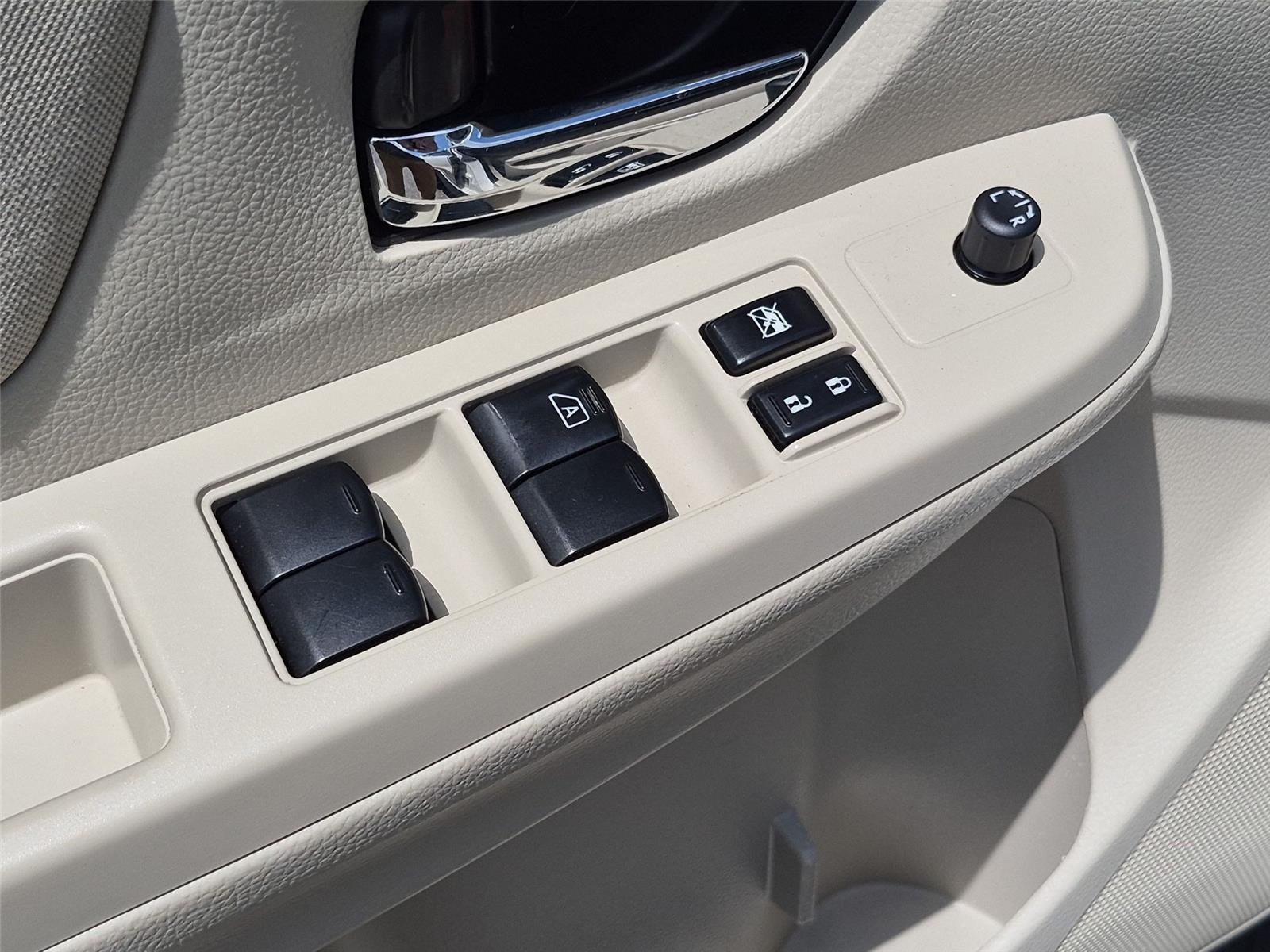 Used 2014 Satin White Pearl Subaru Premium image 16