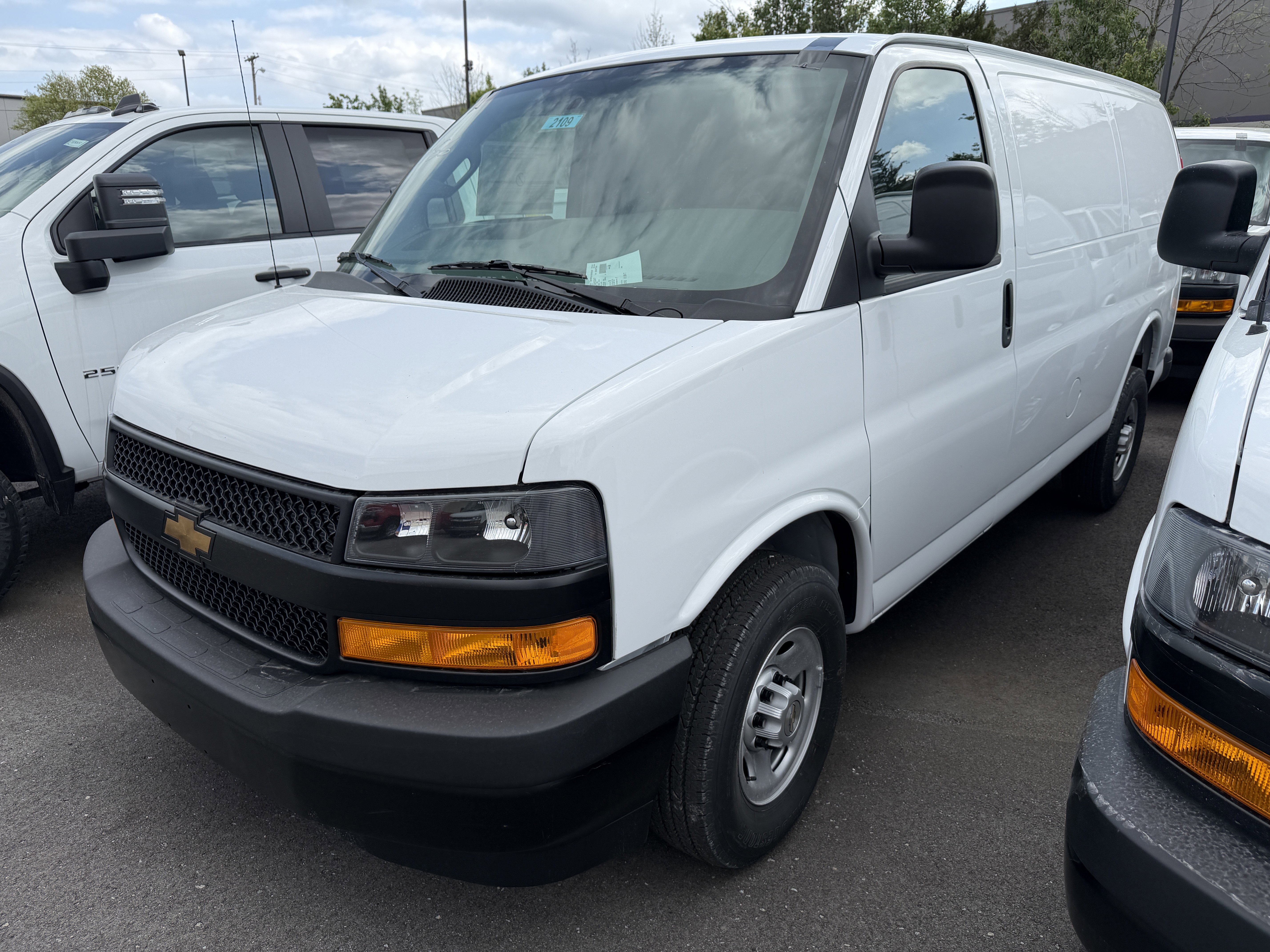 New 2026 Summit White Chevrolet 1WT image 4