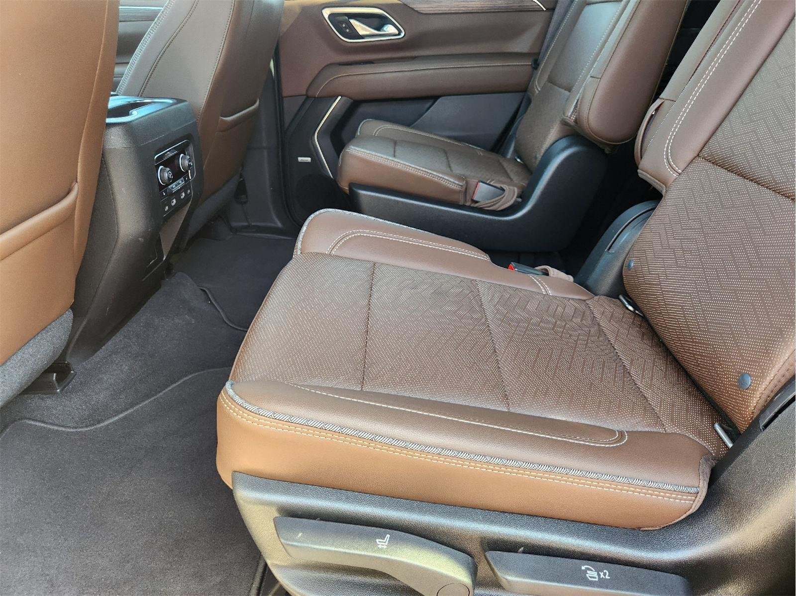 Used 2021 EMPIRE BEIGE METALLIC Chevrolet High Country image 31
