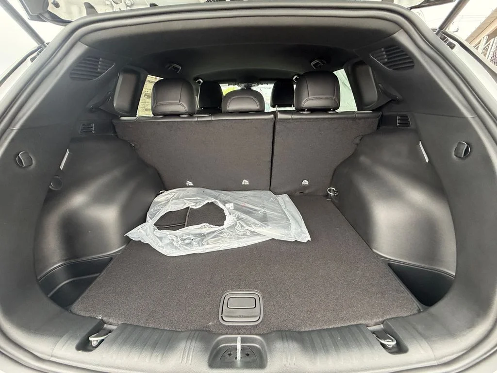 New 2026 White Jeep Latitude image 19