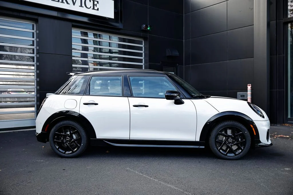 New 2026 White Metallic MINI Iconic image 4