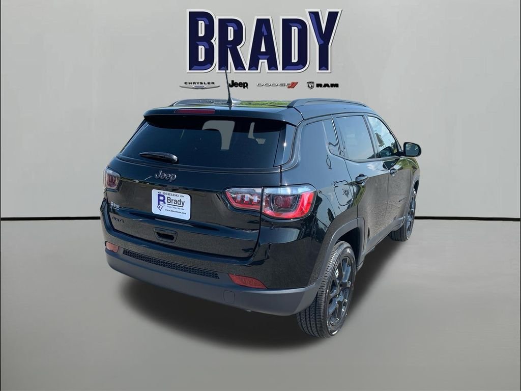 New 2026 Diamond Black Crystal Pearl-Coat Exterior Paint Jeep Latitude image 7