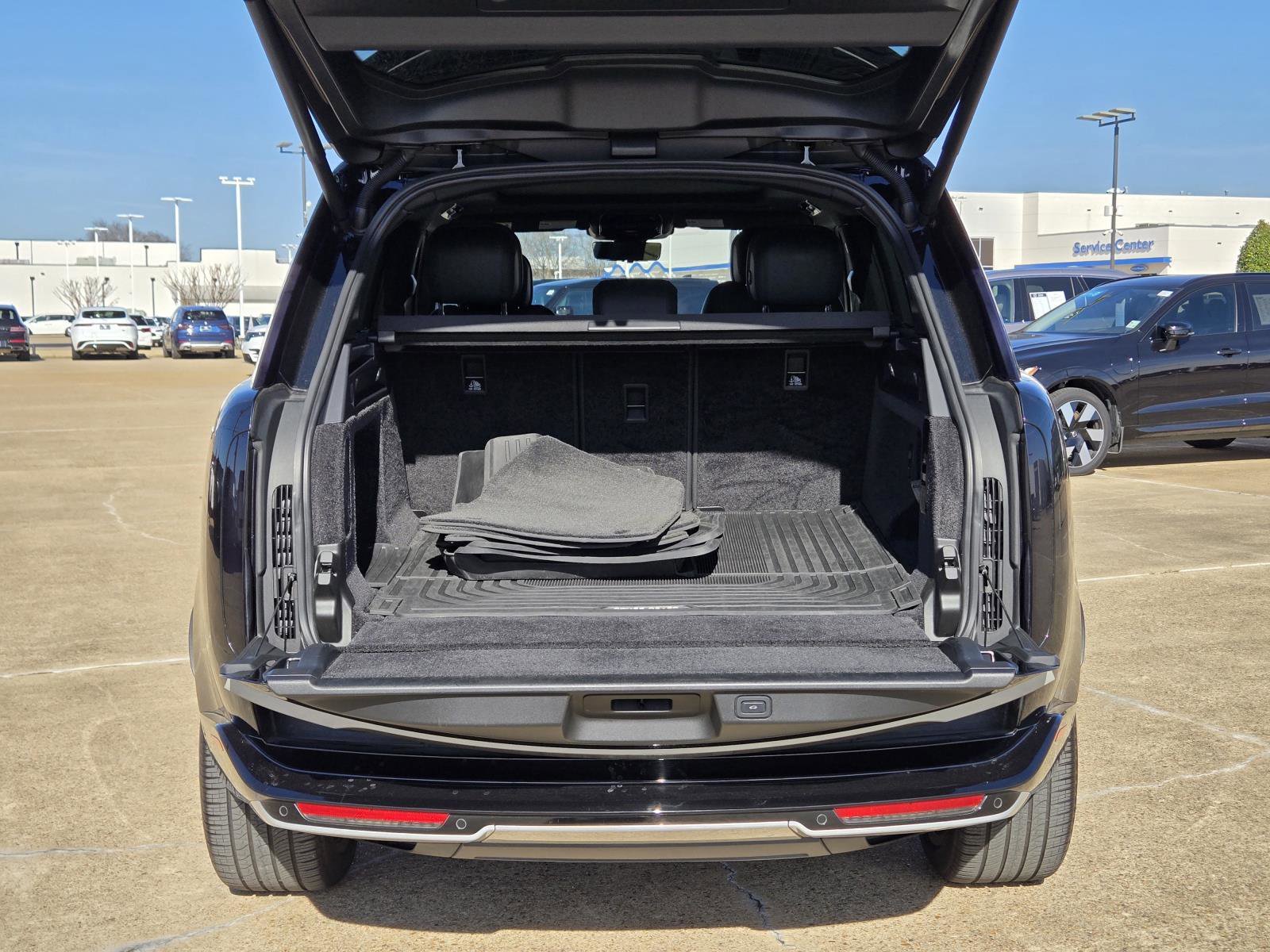 Used 2023 Black Land Rover SE image 9