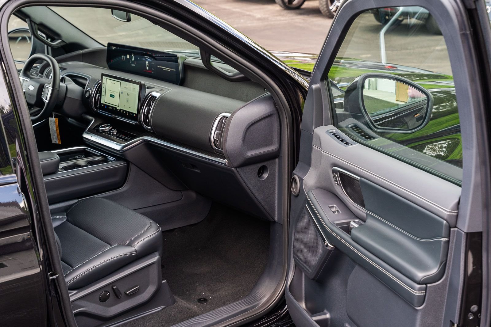 New 2027 Agate Black Metallic Ford MAX Platinum image 7
