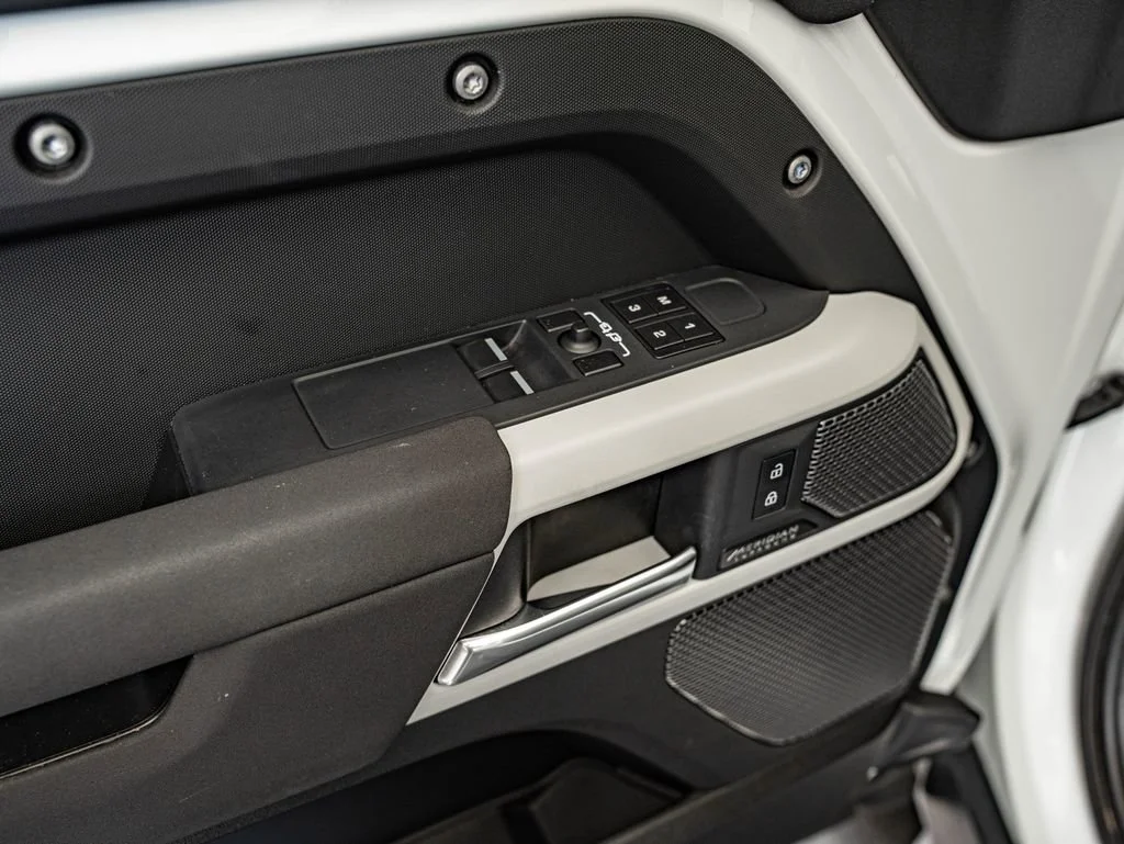 2023 Land Rover Defender X-Dynamic SE - Photo 17