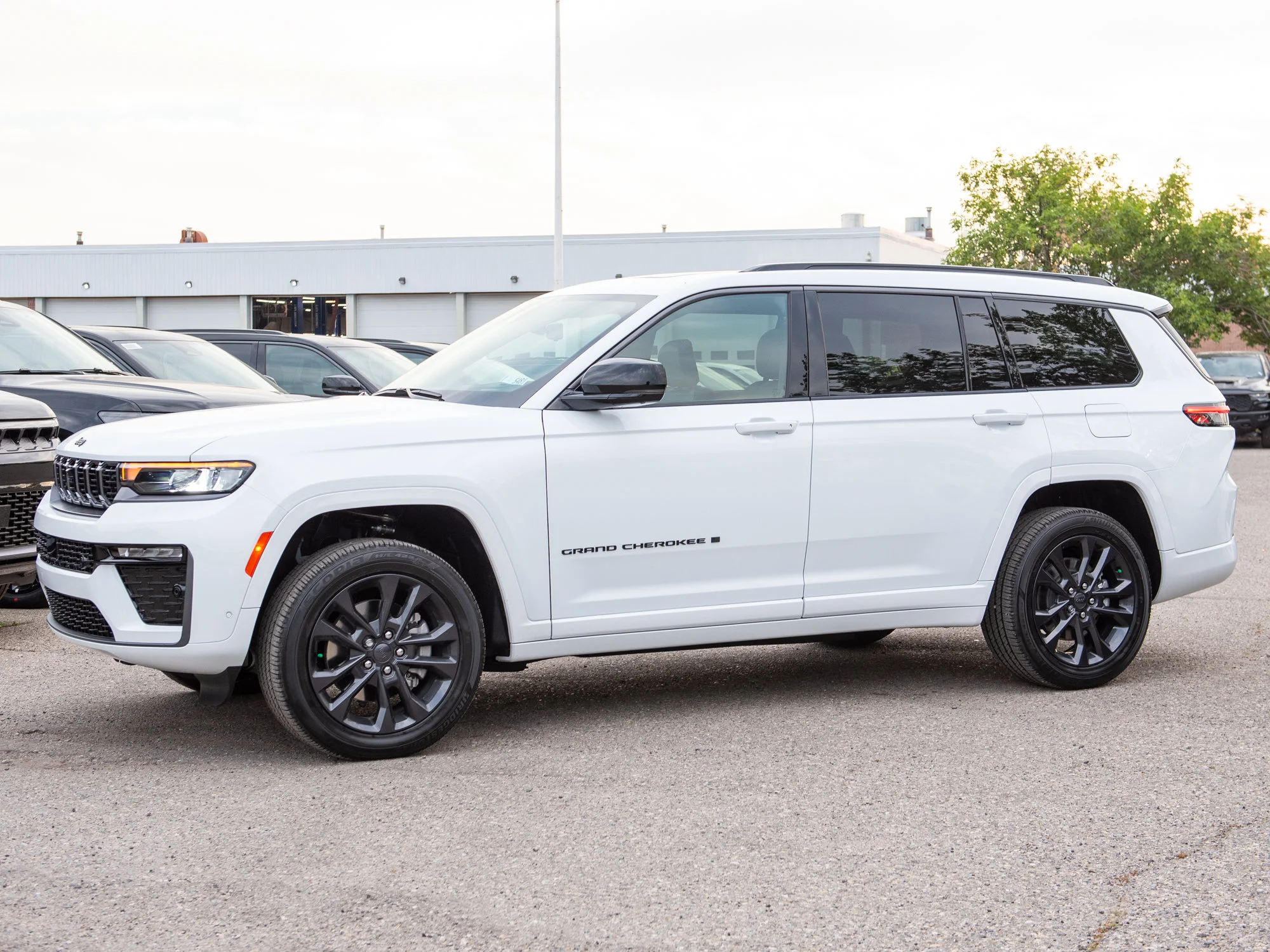 New 2026 White Jeep Limited Reserve* 4x4, Night Vision, Head-Up Display, Trailer Tow Package image 3