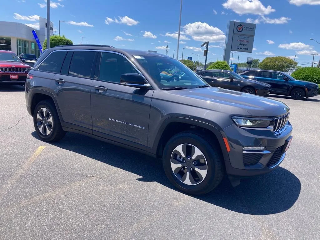 New 2024 Baltic Gray Metallic Clearcoat Jeep 4xe image 8