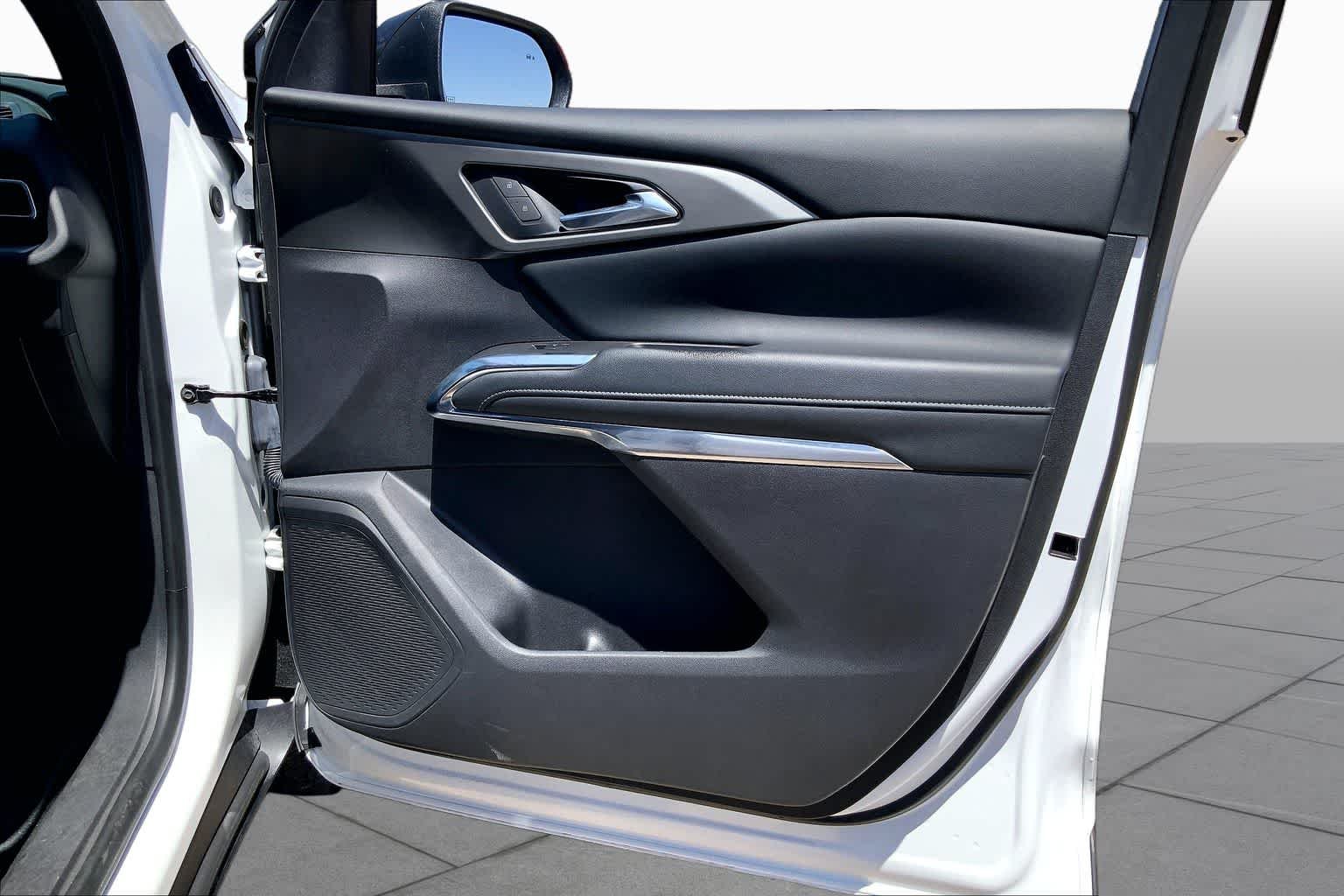 Used 2025 Summit White Chevrolet FWD LT image 23