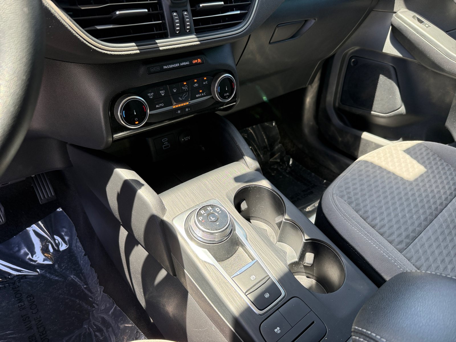 Used 2022 Oxford White Ford SE image 13