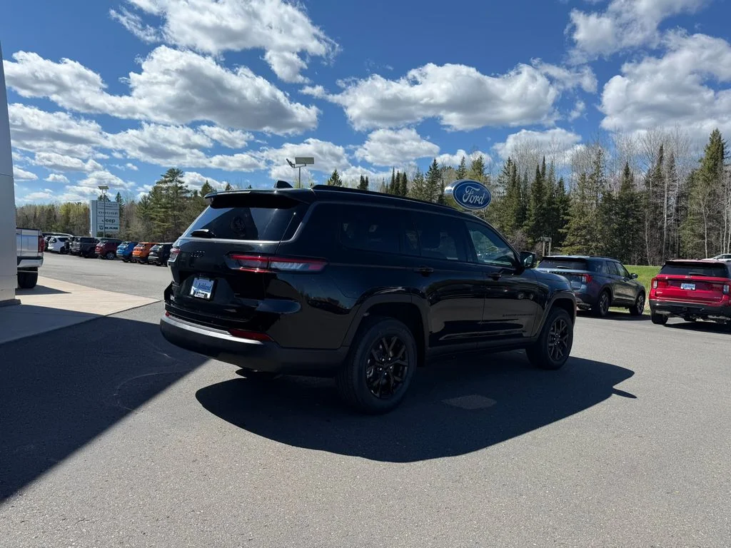 New 2026 Diamond Black Crystal Pearlcoat Jeep Laredo image 3