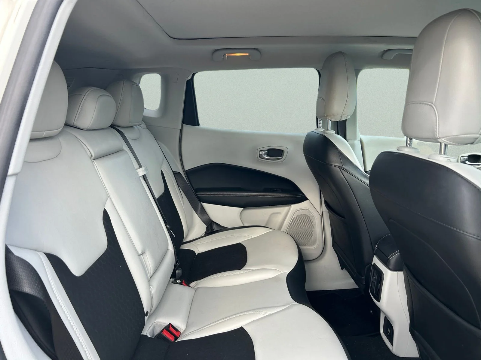Used 2020 White Clearcoat Jeep Latitude image 11