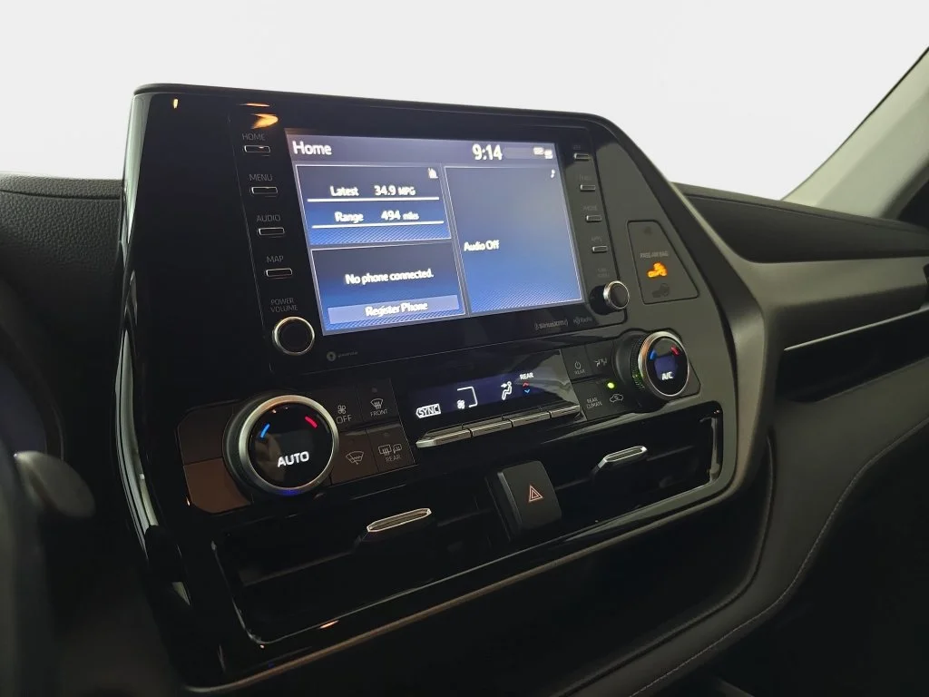 Used 2020  Toyota LE image 22