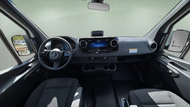 Used 2025  Mercedes-Benz NA image 23